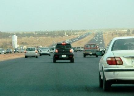 عمال يقطعون الطريق الدولي احتجاجًا على الانفلات الأمني