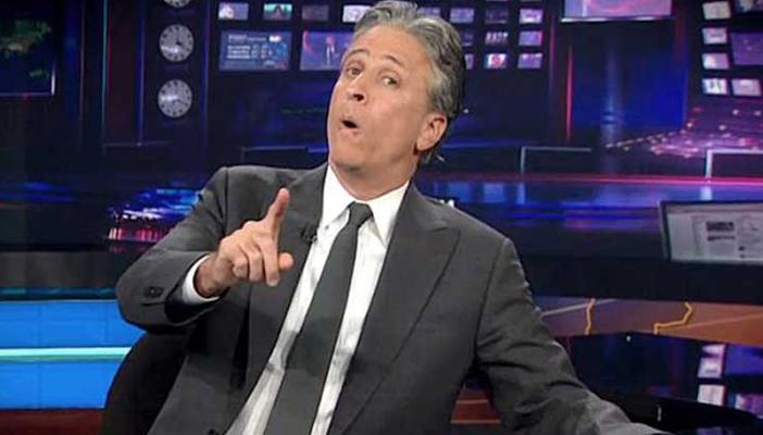 بالفيديو.. جون ستيوارت يسخر من التمييز الديني ضد مسلمة بأميركا