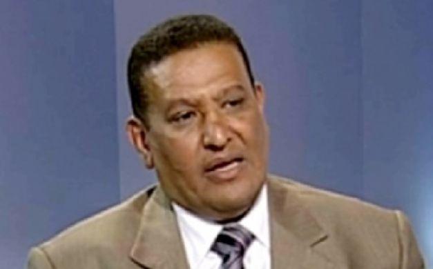 عزوز:شتان بين رئيس جاء بالصندوق وآخر بالدبابة