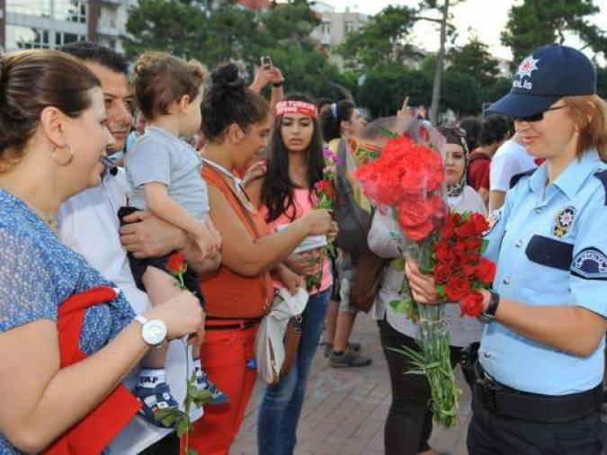 بالصور.. الشرطة التركية تحتوي المتظاهرين بتوزيع الورود