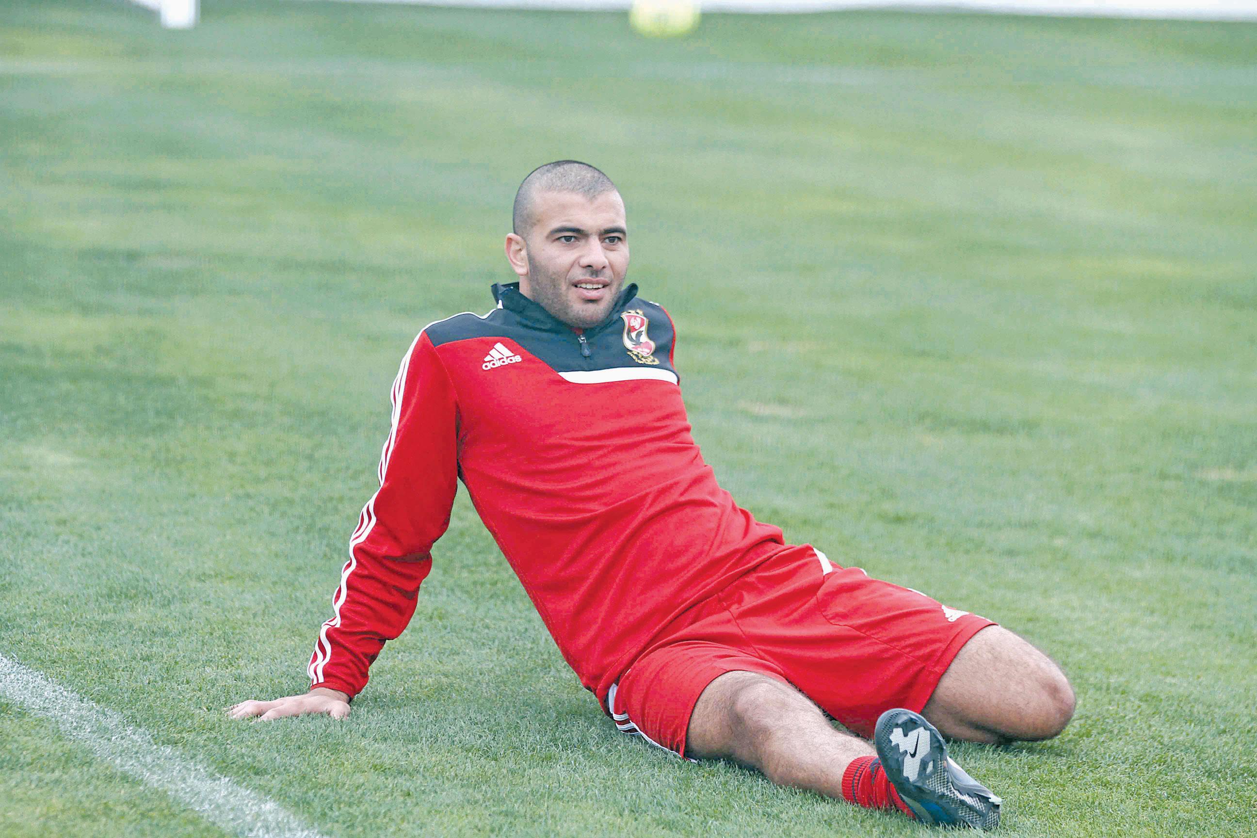 “متعب” يسقط بشكل مفاجئ ويغادر مران الأهلي