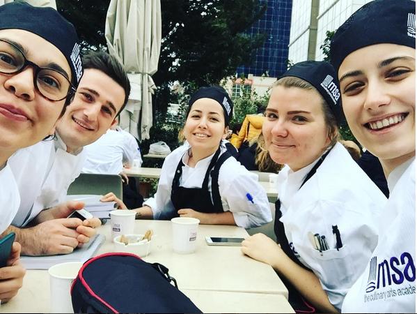 بالصور.. الممثلة التركية “هازال كايا” تعتزل التمثيل وتتجه إلى الطبخ