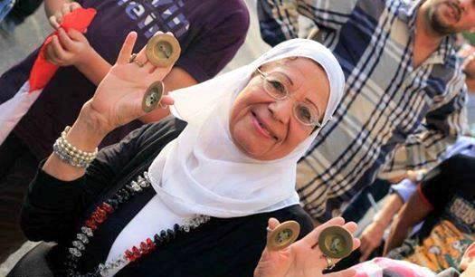 صورة | مديرة مدرسة في المنصورة ترقص بـ”الصاجات” احتفالًا بالسيسي