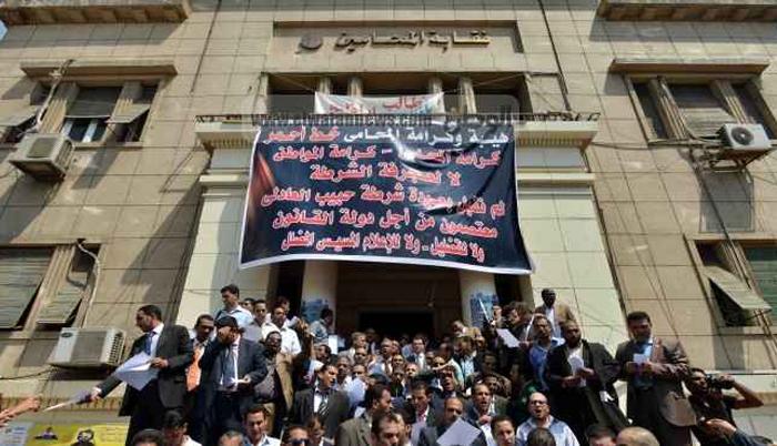 المحامون يبدأون إضرابا أمام المحاكم احتجاجًا على “انتهاكات الداخلية”