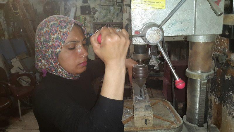 فتاة سكندرية تُثبت أن “الحِدادة” ليست للرجال فقط