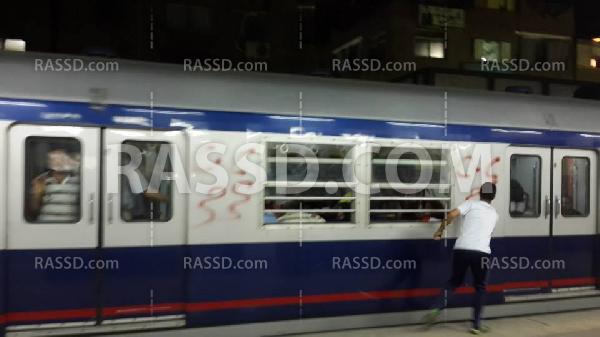 مواطنون يكتبون شعارات مناهضة للانقلاب بمحطة مترو