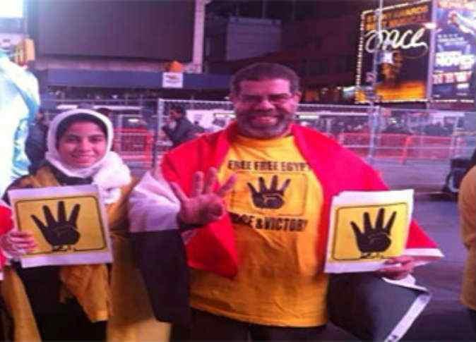 فيديو | شقيق “شوبير” يرفع شارة رابعة ويعارض الانقلاب