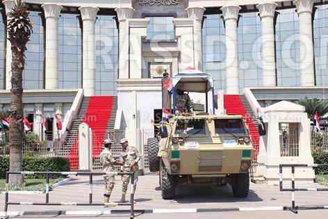 تواجد أمني مكثف أمام “الدستورية” استعداداً لاستقبال “السيسي”