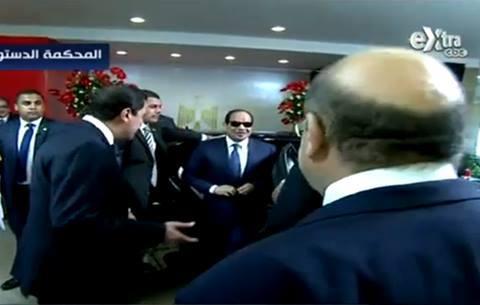 قائد الانقلاب يصل إلى “الدستورية العليا” لأداء اليمين