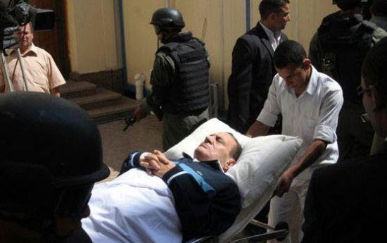 “مبارك” يستقل “الإسعاف ” بعد هبوط طائرته بأكاديمية الشرطة