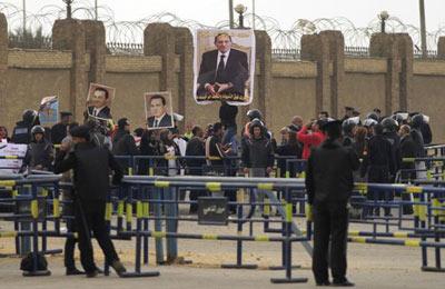 أنصارالمخلوع يهتفون:أسد أسد لو جريح..”الشهداء” يطالبون بإعدامه