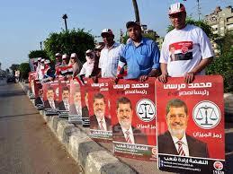 سلسلة بشرية في المنصورية بالجيزة رفضا لتنصيب السيسى