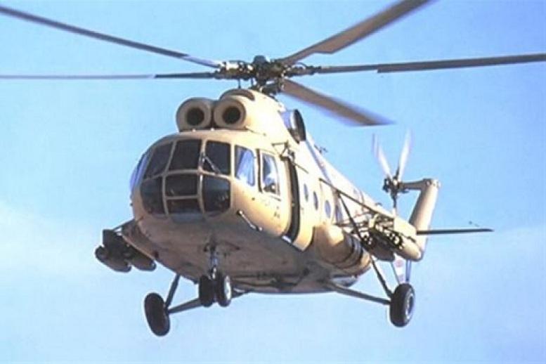 طائرة عسكرية تلقى صور السيسى على أنصاره بالتحرير