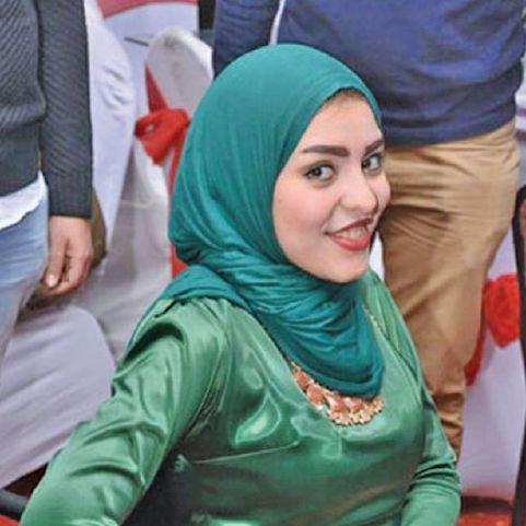 فتاة مصرية تتحدى إعاقتها وتعمل عارضة أزياء