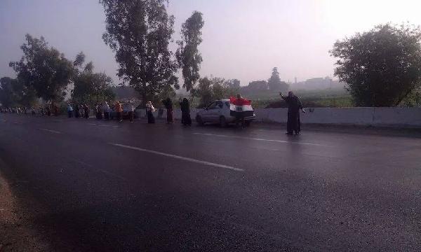 سلاسل بشرية ببركة السبع رفضًا لتنصيب قائد الانقلاب