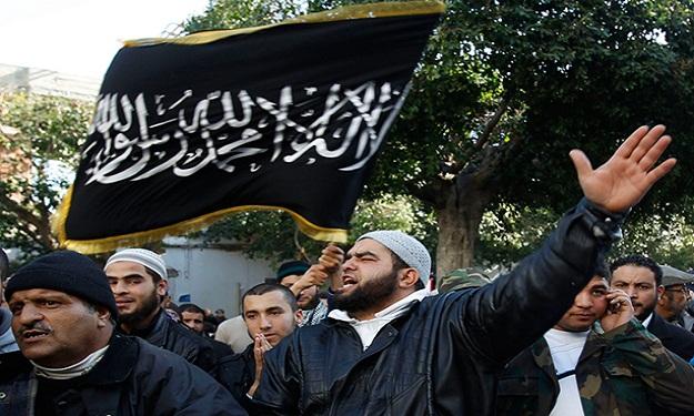 اشتباكات بين أمن السفارة اللبنانية ومحتجين على التدخل بسوريا