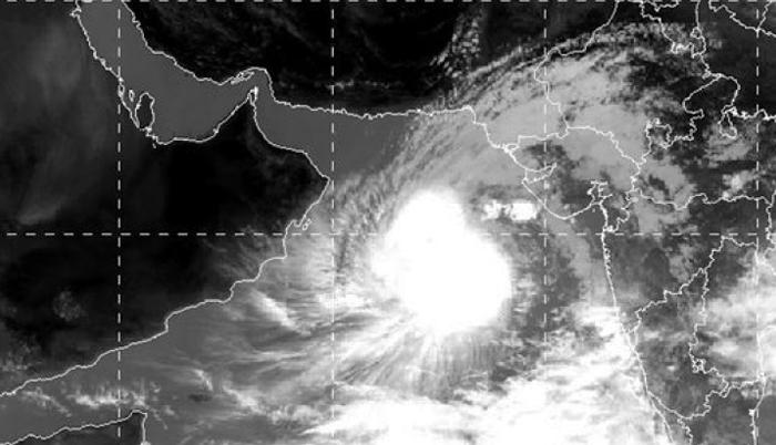 عاصفة “أشوبا” المدارية تقترب من الخليج وتوقعات بحدوث إعصار