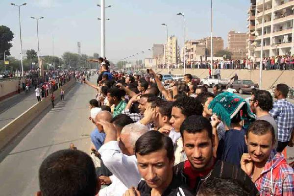 بالفيديو..مؤيدي مرسي يحتشدون لإستقبالة