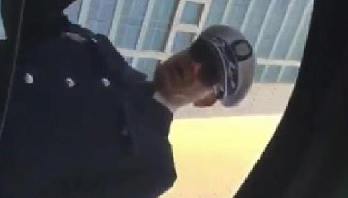 بالفيديو.. رجل شرطة يتلقّى رشوة مقابل عدم سحب رخص سيارة مخالفة