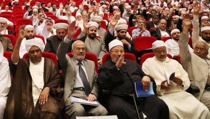 91 عالمًا ينددون بحصار قطر.. ويؤكدون: دون بيّنة ومُحرّم شرعًا