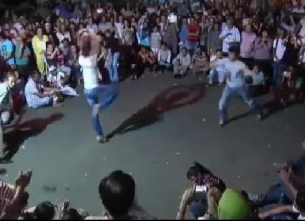 بالفيديو..معارضي وزير الثقافة يلعبون باليه في الشارع