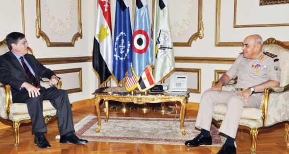 وزير “دفاع الانقلاب” يلتقى مدير القوة متعددة الجنسيات