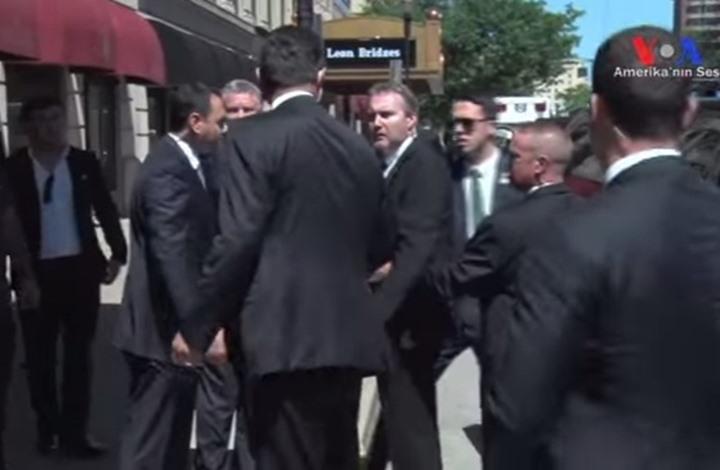 بالفيديو.. اشتباكات بين الحرس الأميركي والتركي في جنازة “كلاي”