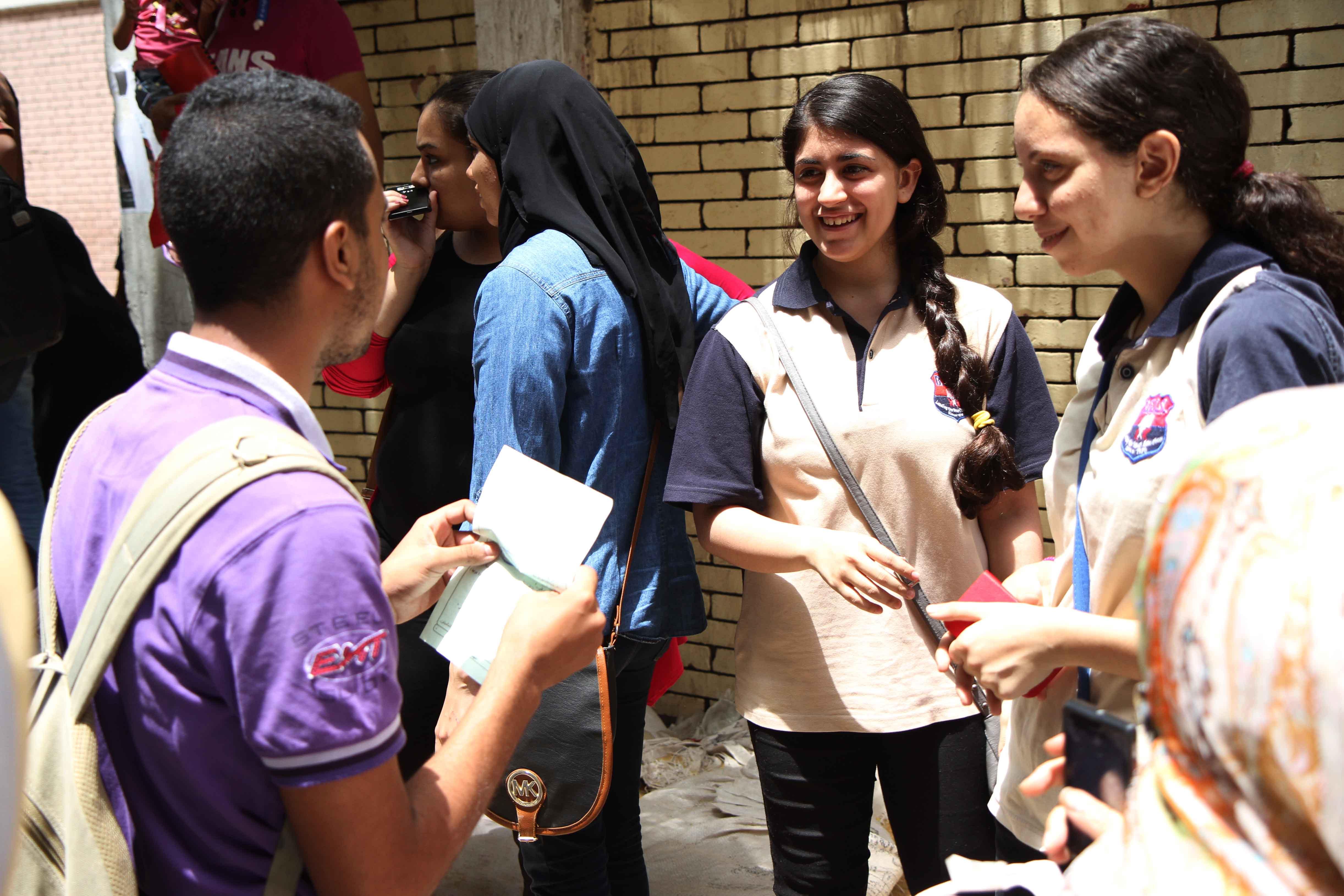 التحقيق مع 5 مسؤولين بالتعليم بعد اكتشاف ورقة إجابة بيضاء