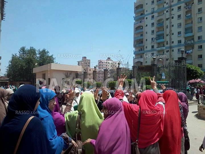 وقفة لطالبات المنوفية يطالبن بالإفراج عن المعتقلين