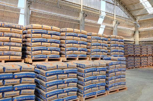 ضبط 120 طن أسمنت تركي قبل بيعه في السوق السوداء بالعريش