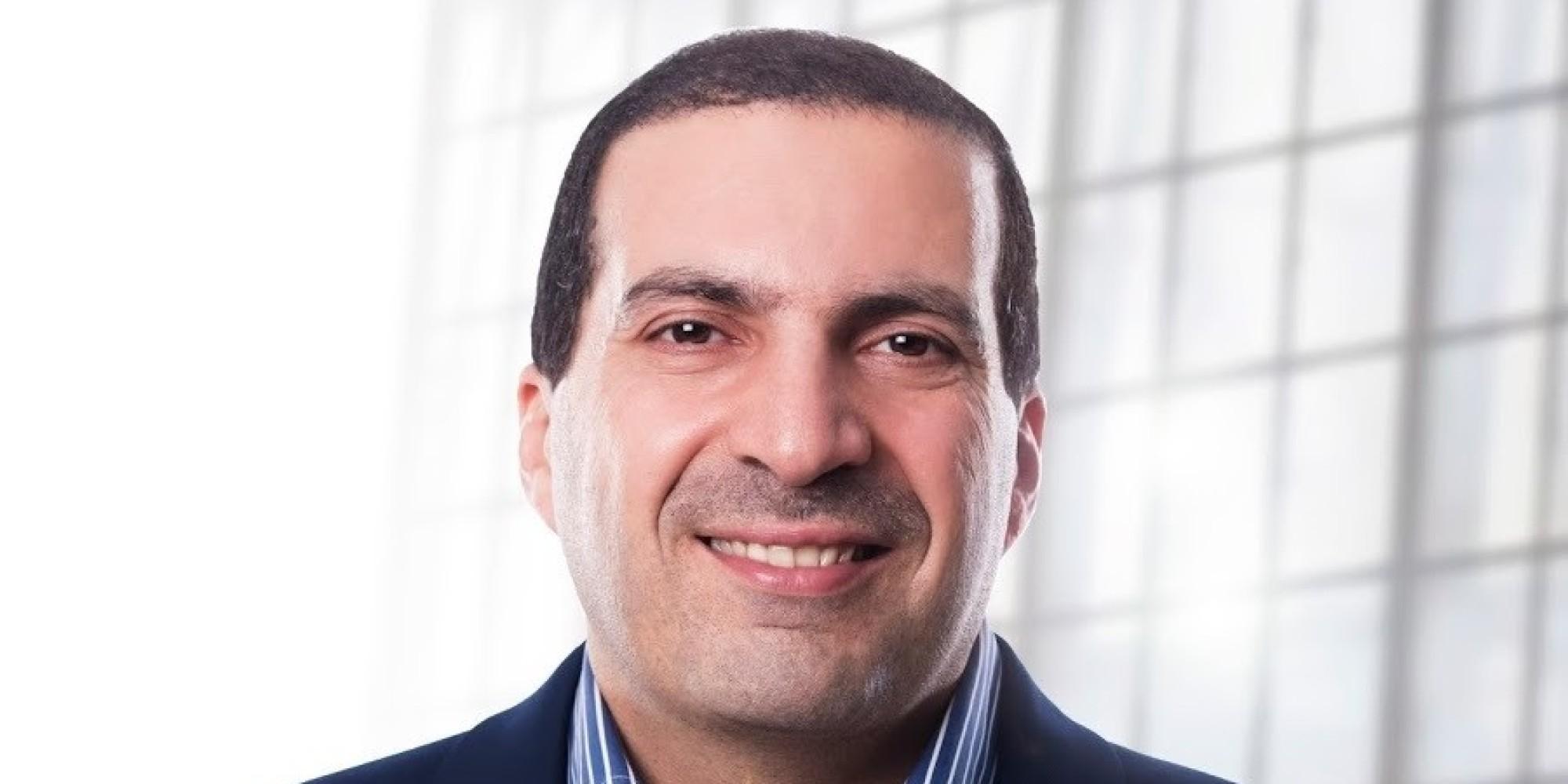 بعد مطالب بوقف برنامجه ووصفه بـ«الإخواني»..عمرو خالد يعلن موقفه من قطر