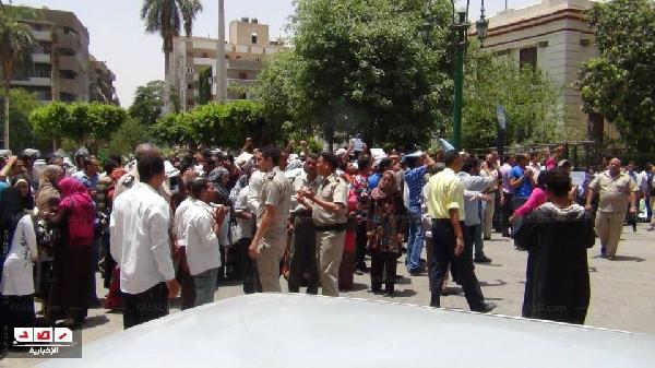 مؤقتو التعليم بأسيوط يقطعون طريق المحافظة