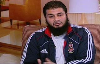 مذيع بقناة امجاد: أمي ضربت بالشارع امس لانها “منتقبة”