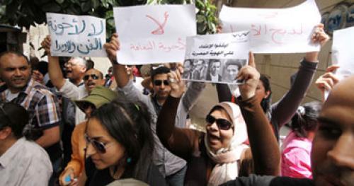 العشرات يتظاهرون أمام”الثقافة”تضامنا مع المثقفين