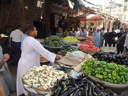 أمن الانقلاب يفشل أمام “أكل عيش” الباعة الجائلين بأسوان