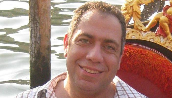 “نجم” ساخرًا.. معارضو العسكر “ظبطوا السيسي” في ألمانيا