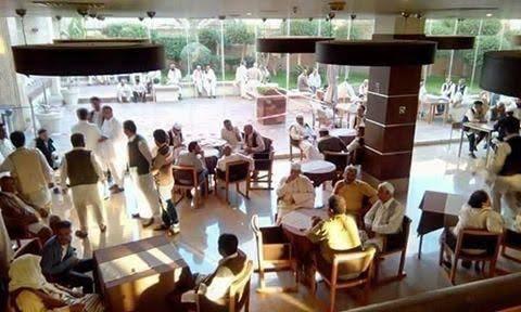 تجمع لرموز نظام القذافي حول مائدة إفطار