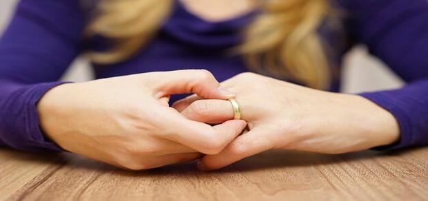 بعد تمرير اتفاقية «تيران وصنافير».. زوجة برلماني تطلب الخلع