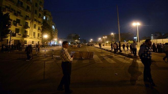 المتظاهرون يعاودون غلق الكورنيش ويرشقون السيارات بالحجارة