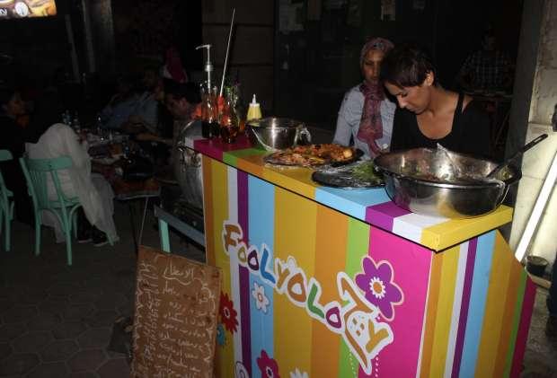 بالفيديو.. تعرف على تفاصيل تجربة أول عربة فول نسائية في مصر