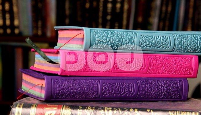 المصاحف في رمضان .. مواسم للقراءة.. رواج للبائع.. حظر النسخ الملونة