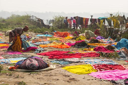 “الدوبيس”.. مهنة رائجة في الهند وملوثة لـ”النهر المقدس”