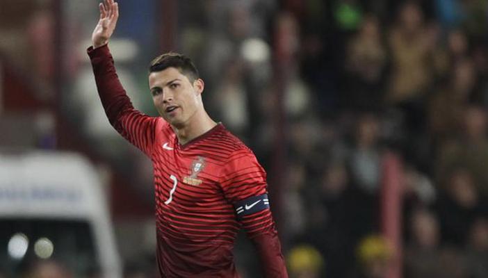 بالفيديو.. رونالدو يحتضن طفلين بالملعب ويحميهما من الأمن