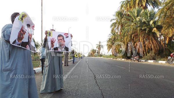 سلسلة بشرية مناهضة للانقلاب بـ”كوم امبو” في “أسوان”