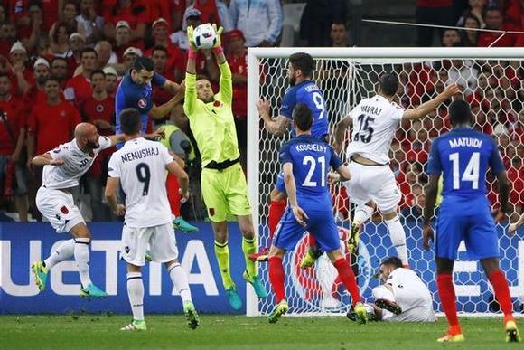 بالفيديو.. فرنسا أول المتأهلين في بطولة “يورو 2016”