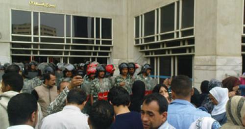 متظاهرو”المالية”يغلقون أبواب الوزارة لمنع الموظفين من الخروج