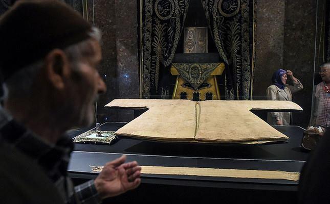 مئات الآلاف يتوافدون إلى إسطنبول لرؤية «بردة النبي»