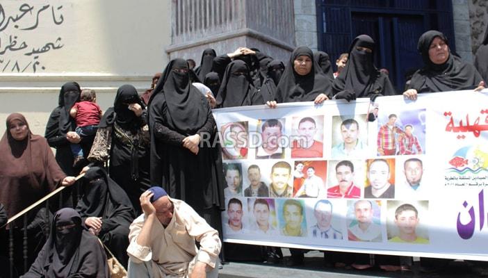 بالصور.. علي سلالم “الصحفيين”..وقفة لأهالي الصيادين المحتجزين بالسودان