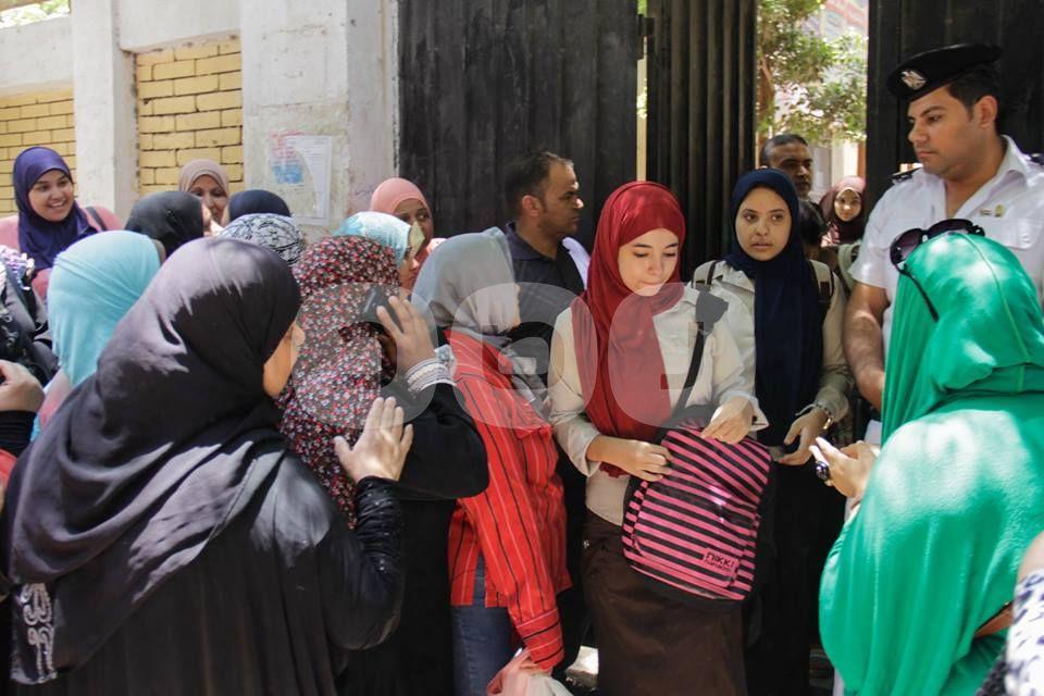 بالصور.. طلاب ثانوية المنيرة: امتحان الكيمياء متوسط وعلم النفس صعب