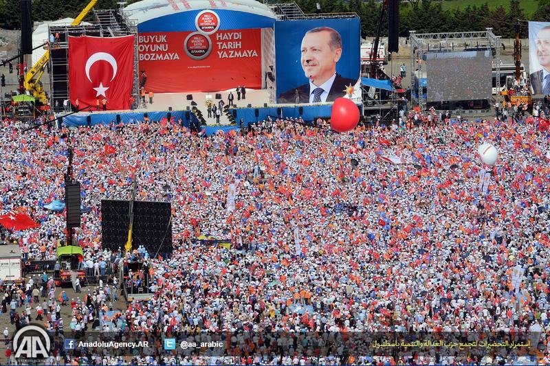 عشرات الالاف من الاتراك يحتشدون تأييدا لاردوغان بجوار تقسيم